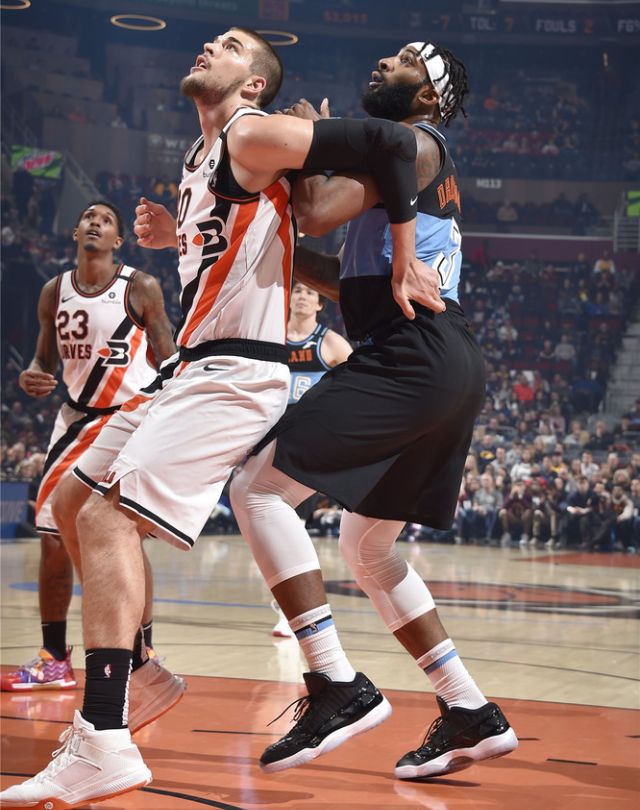 IM体育数据分析平台-湖人险胜爵士，陶汉林状态火热