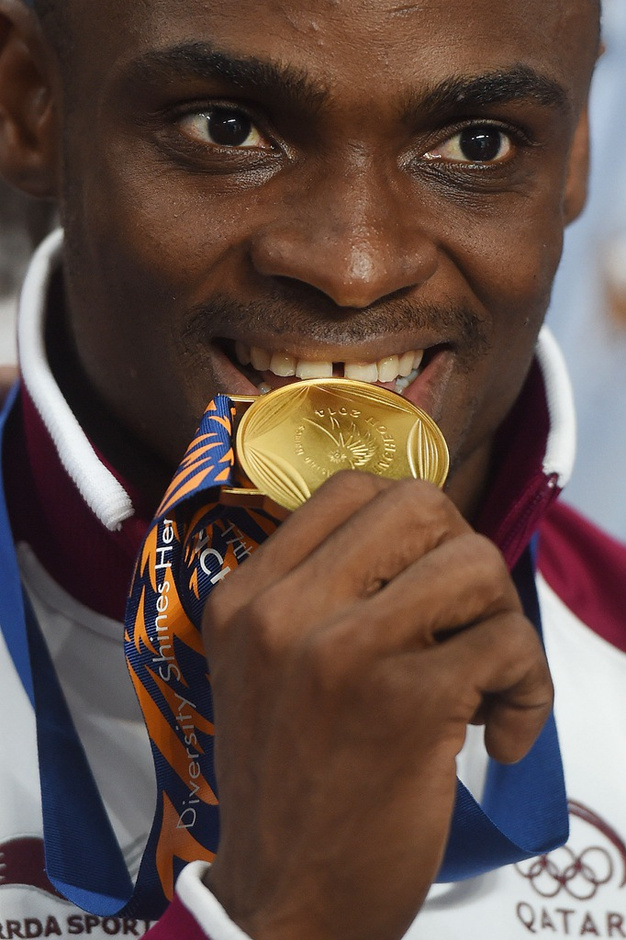 IM体育动画直播通道-卡塔尔自行车选手速度惊人，毫无悬念