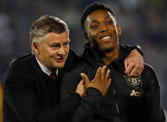 荷兰绝杀乌拉圭，马夏尔完成帽子戏法